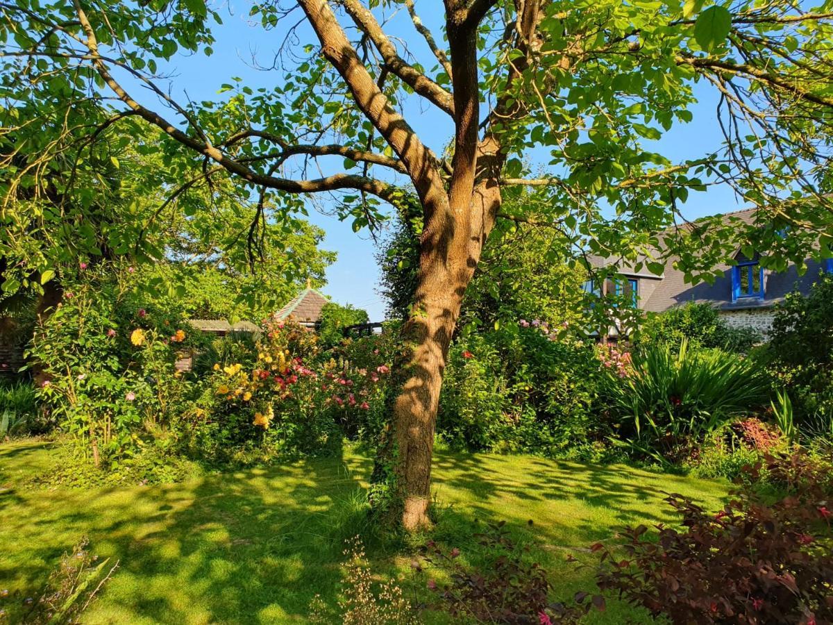 Maison En Pierre Dans Son Nid De Verdure Roz-Landrieux Dış mekan fotoğraf